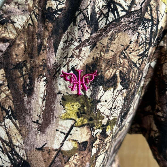 Camoflauge Scrub top size medium - Picture 2 of 4